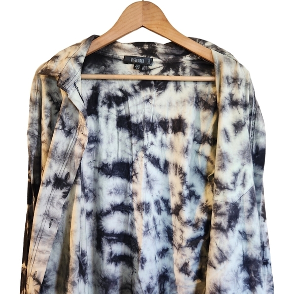Missguided shirt dress with button front in tie dye white blackish purple - Picture 8 of 13